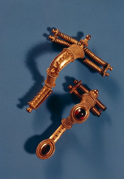 Dos broches curvos, de Hassleben, Turingia (oro y gemas) de Germanic
