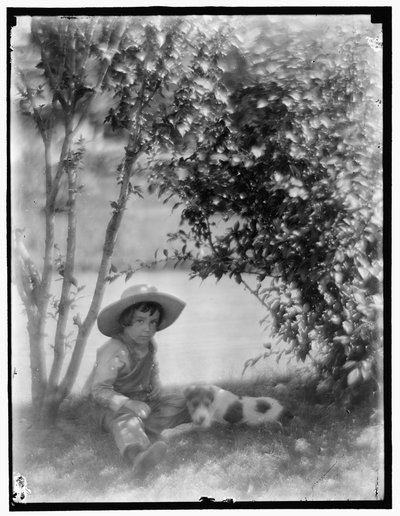 Niño con perro de Gertrude Käsebier