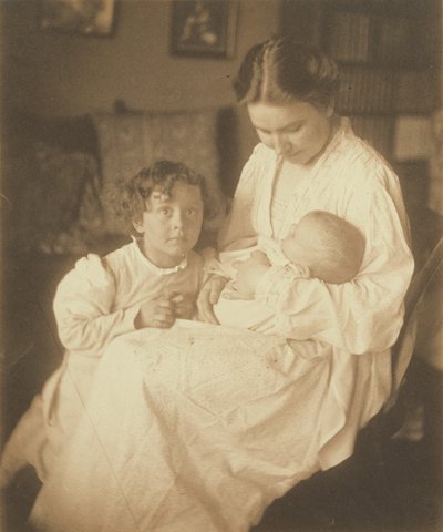 [Madre en bata, sentada, con bebé e hijo pequeño] de Gertrude Käsebier