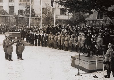 Benito Mussolini preside un funeral de estado de un soldado garibaldino de Giacomelli Giacomelli