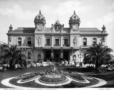 Fachada del Casino de Montecarlo. Una multitud de personas anima la escalera en la entrada de Giacomo Brogi