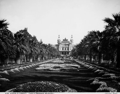 Vista frontal del Casino de Montecarlo desde el lado del jardín de Giacomo Brogi
