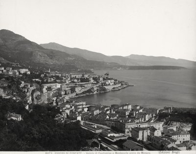 Vista de Condamine y Montecarlo, dos ciudades pobladas con vista al mar. La fotografía fue tomada desde Mónaco de Giacomo Brogi