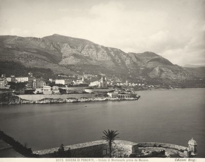 Vista de Montecarlo, complejo con vista al Mar de Liguria. Los Alpes Marítimos se elevan en el fondo. La fotografía fue tomada desde Mónaco de Giacomo Brogi