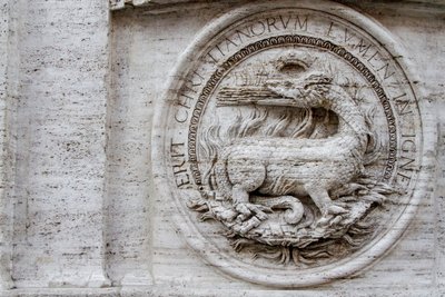 Escudo de armas en la fachada de la iglesia de San Luis de los Franceses de Giacomo della Porta