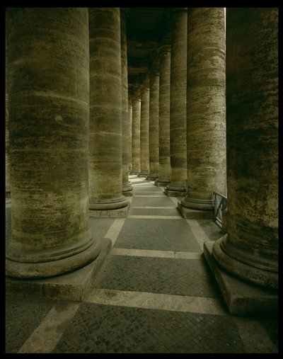 Vista dentro de la columnata de Gian Lorenzo Bernini