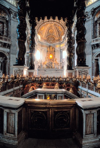 Vista del dosel del altar mayor diseñado por Gian Lorenzo Bernini, Basílica de San Pedro en Roma, Italia. de Gian Lorenzo Bernini