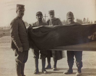 Álbum "Imágenes de la Guerra II": Soldados italianos llevan el ataúd de un caído de la Gran Guerra de Gigliucci Gigliucci