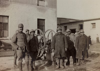 Álbum "Imágenes de la Guerra II": soldados italianos en Gradisca Sagrado, Gorizia, Italia de Gigliucci Gigliucci
