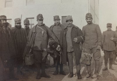 Álbum "Imágenes de la Guerra II": soldados italianos en Gradisca Sagrado, Gorizia, Italia de Gigliucci Gigliucci