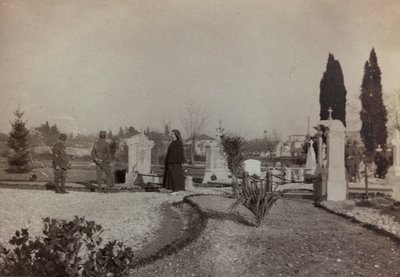 Álbum "Imágenes de la Guerra II": soldados y Cruz Roja visitando el cementerio de Gradisca de Gigliucci Gigliucci