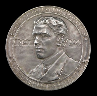 Medalla de la Real Sociedad Geográfica: Expedición antártica de Shackleton 1907-1909 (plata) de Gilbert Bayes