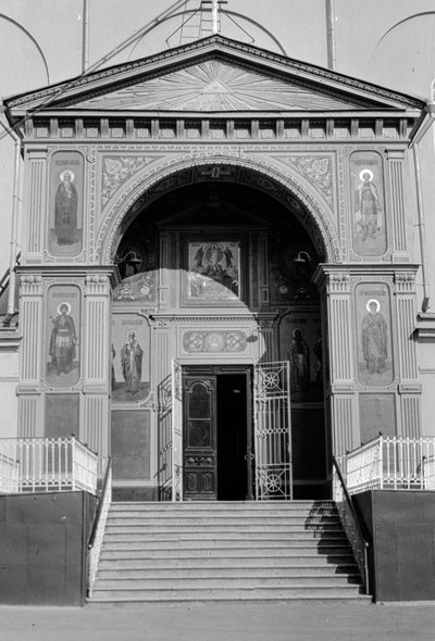 Entrada a una iglesia ortodoxa rusa con iconos decorando las paredes exteriores de Gilbert H. Grosvenor
