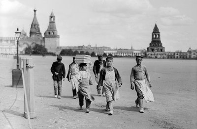 Obreros moscovitas rusos marchan a trabajar en las almenas de la fortaleza del Kremlin en b... de Gilbert H. Grosvenor