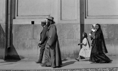 Un sacerdote ortodoxo ruso pasea por la acera seguido de su mujer y sus dos hijos en Moscú de Gilbert H. Grosvenor