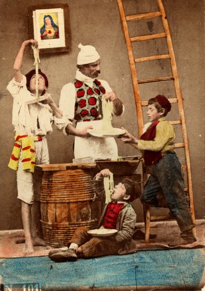 Niños comiendo espaguetis con las manos, Nápoles, c.1865 (impresión en papel de doble peso) de Giorgio Conrad