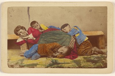 [Madre gitana y tres niños dormidos en un banco y en el suelo] de Giorgio Conrad