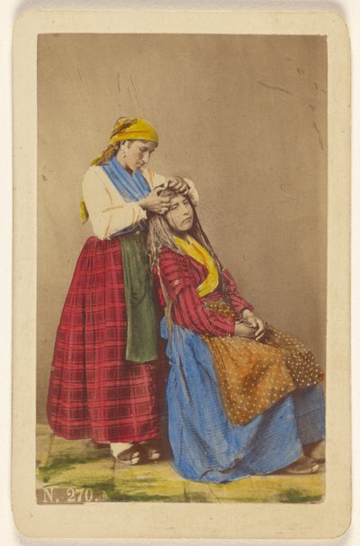 [Mujer mayor peinando a una mujer más joven]. de Giorgio Conrad