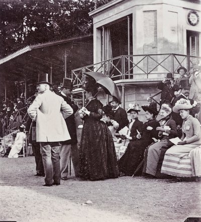 Espectadores en las gradas controlan el resultado de una carrera en el hipódromo del Parque Cascine: J. Halphon, la señorita Serjeaf, la duquesa de Brindisi, la duquesa de Rohorn, la condesa Della Gherardesca, el marqués Bellisomi, Gondi de Giorgio Enrico (attr.to) Levi