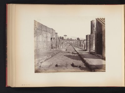 Vista de la Strada della Abbondanza en Pompeya, Italia Strada della Abbondanza. Pompeya (título sobre objeto) de Giorgio Sommer (attributed to)