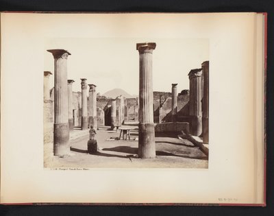 Vista de las ruinas de la casa de Marco Olconio en Pompeya, Italia (Pompeya) Casa di Marco Olconio (título sobre objeto) de Giorgio Sommer (attributed to)
