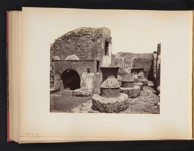 Ruinas de una panadería en Pompeya Casa di fornai Pompei (título sobre objeto) de Giorgio Sommer (attributed to)