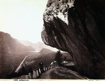 Una carretera en las montañas del paso de Brünig, en Suiza de Giorgio Sommer