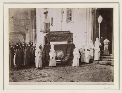 Cortejo fúnebre de monjes con capuchas puntiagudas a la entrada de una iglesia en Italia de Giorgio Sommer