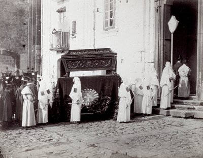 Procesión fúnebre de la Congregación de San Francesco en Nápoles. En primer plano, frente a una iglesia, numerosos 