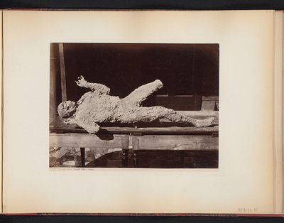 Persona momificada en Pompeya, Italia Impronte umane trovato 1868 (Pompeya (título sobre objeto) de Giorgio Sommer