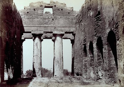 Interior del Templo de la Concordia en el Valle de los Templos en Agrigento. En primer plano, dos columnas dóricas; a los lados, un muro perimetral arqueado de Giorgio Sommer