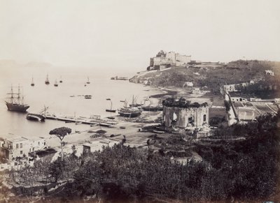 Panorama del pintoresco Golfo de Baia (Nápoles), salpicado de veleros. En primer plano, frente al pequeño muelle, está el Templo de Venus. Al fondo, encaramado en un promontorio, está el Castillo del Virrey del siglo XVI de Giorgio Sommer