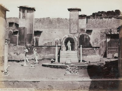 Vista parcial del jardín elevado de la Casa de Marcus Lucretius en Pompeya, decorado con estatuas de mármol y hermas. En el centro una fuente con un nicho. Al fondo fragmentos de pinturas murales de Giorgio Sommer
