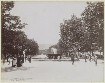 Plaza con una fuente y gente paseando en Nápoles de Giorgio Sommer