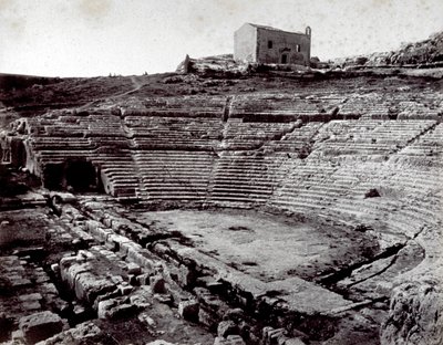 Los restos del Teatro Griego en Siracusa en el Parque Monumental de Neápolis. En primer plano la orquesta semicircular y la cavea de Giorgio Sommer