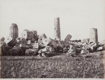 Los restos del Templo de Apolo en Selinunte. Se pueden ver dos figuras masculinas en las columnas derrumbadas de Giorgio Sommer