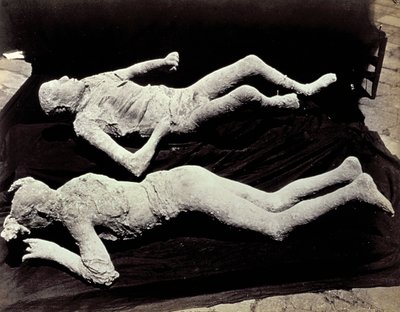 Dos moldes de figuras humanas de las excavaciones de Pompeya de Giorgio Sommer