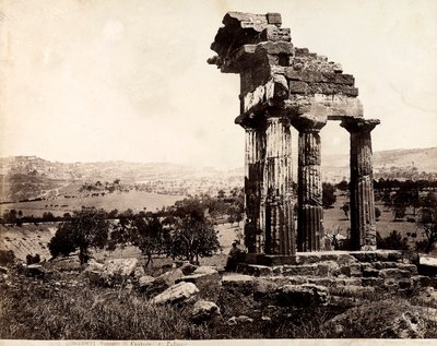 Vista de las cuatro columnas restantes que sostienen un entablamento del Templo de Cástor y Pólux en el Valle dei Templi, Agrigento. Un panorama de la ciudad es visible al fondo de Giorgio Sommer