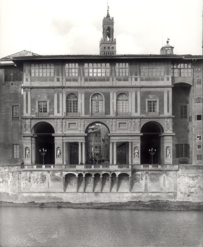 Fachada de la Galería Uffizi en el Lungarno Torrigiani de Giorgio Vasari