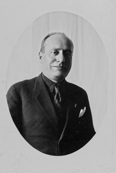 Álbum "Duce": foto de pasaporte de Benito Mussolini en ropa civil (foto en b/n) de Giovanni Agosto