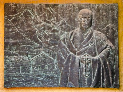 Placa conmemorativa de Ekai Kawaguchi celebrando al primer visitante japonés a Nepal (1899), Estupa de Boudhanath, Katmandú, Nepal (foto) de Phillipe de Marlier