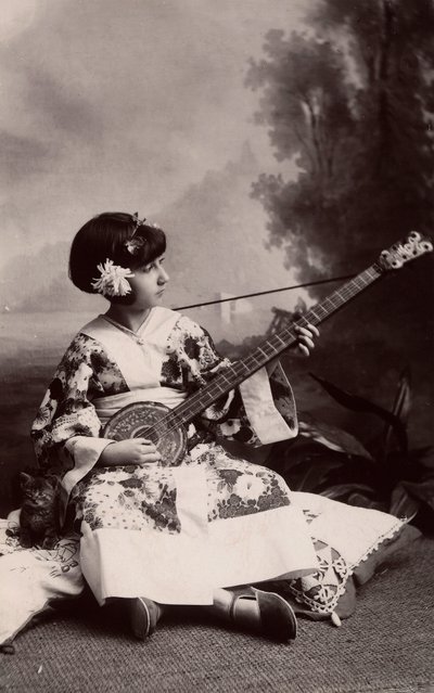 Niña pequeña con traje japonés de Phillipe de Marlier