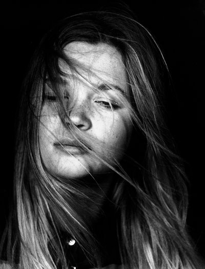 "Marilù". Retrato de una joven con el cabello al viento de Phillipe de Marlier