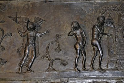 Arte otoniano: Adán y Eva expulsados del Paraíso. Alrededor de 1015. Escultura en una de las puertas de bronce de la Catedral de Santa María en Hildesheim (Alemania). de Phillipe de Marlier