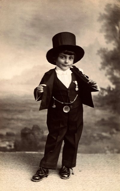 Retrato de un niño en disfraz de Phillipe de Marlier