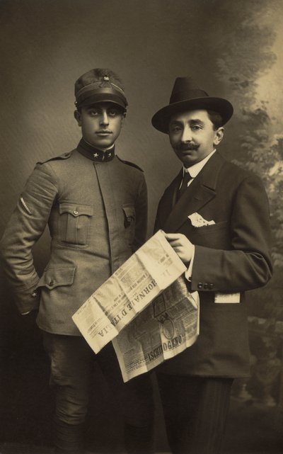 Retrato de una pareja masculina, uno en uniforme militar y el otro con el "Giornale d