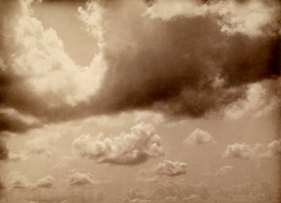 Tramo de cielo con grandes nubes. Se puede distinguir la silueta de las colinas abajo de Phillipe de Marlier