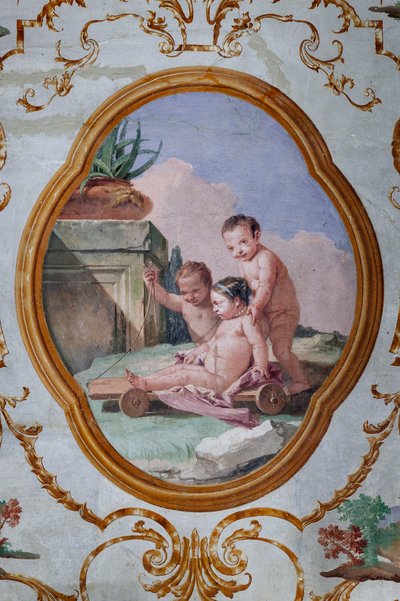 Alojamientos para invitados, la habitación de los putti, medallón con putti: "Tres putti y un carro" de Giovanni Battista Tiepolo