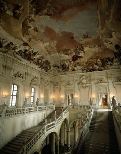 Vista de la Gran Escalera y techo que representa la Alegoría de los Cinco Continentes de Giovanni Battista Tiepolo