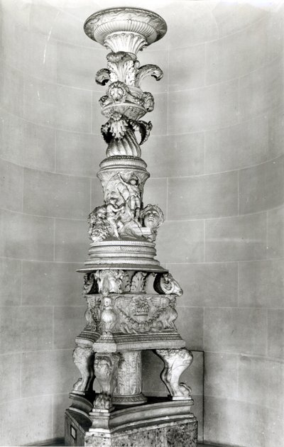 Candelabro diseñado por Piranesi basado en piezas antiguas romanas para su propia tumba de Giovanni Battista Piranesi